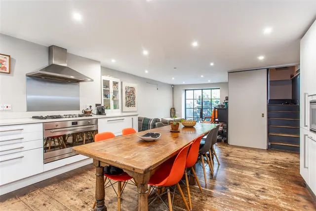 Bow Road, Mile End, photo 1