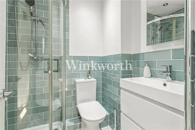 Pilgrims Close, London, N13, photo 1