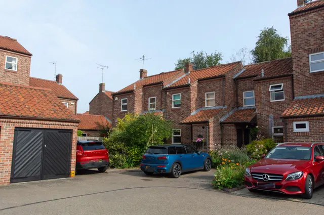 Pear Tree Court, York, photo 1