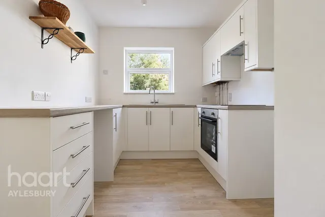 Gainsborough Road, Aylesbury, HP21, photo 2