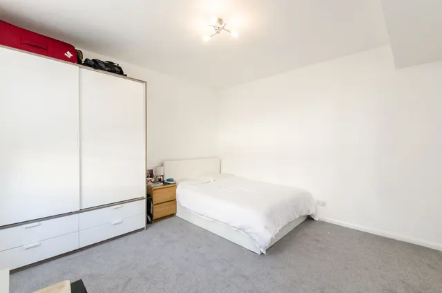 Photo 3 — 3 De Walden House, Allitsen Road, London