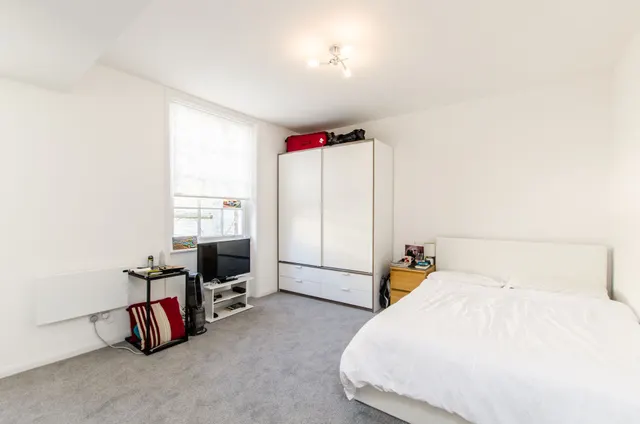 Photo 2 — 3 De Walden House, Allitsen Road, London