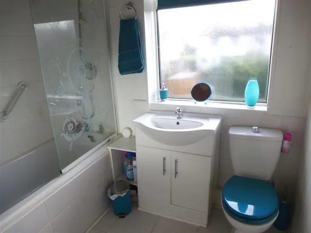 Fairmead Road, CH46, photo 3