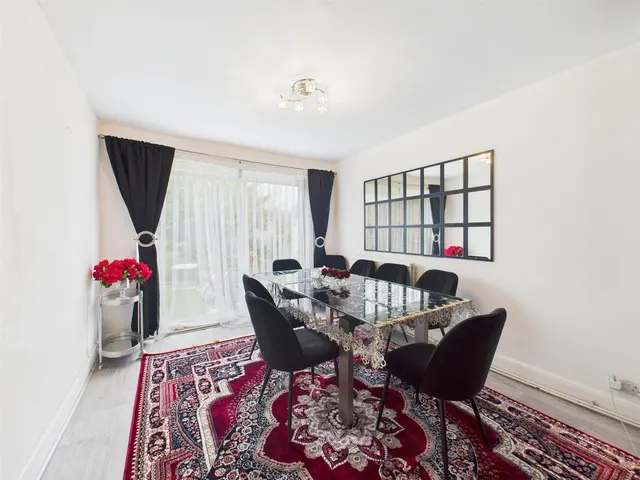 Photo 3 — Islip Gardens, Northolt, UB5 5BX