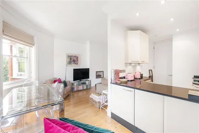 Photo 2 — Sloane Court West, Chelsea, SW3