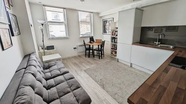 Photo 2 — Flat 1, 103 Paget Street, Cardiff, Cardiff, CF11 7LF