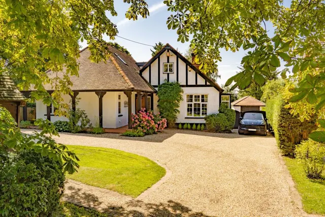 5 bedroom house — East Hanningfield Road, Howe Green, CM2 7TQ