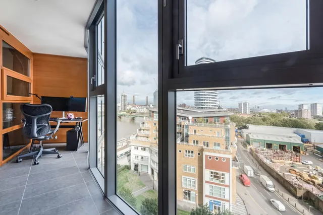 1 bedroom flat — Falcon Wharf, Battersea