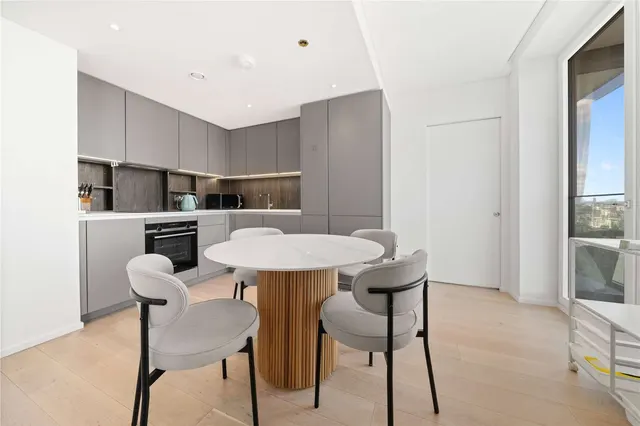 Photo 3 — York Place, London, SW11 3JE