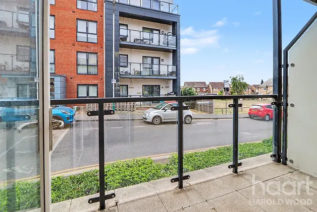 Larch Place, Harold Wood, RM3, photo 2