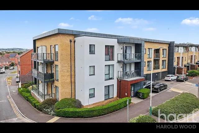 Larch Place, Harold Wood, RM3, photo 1