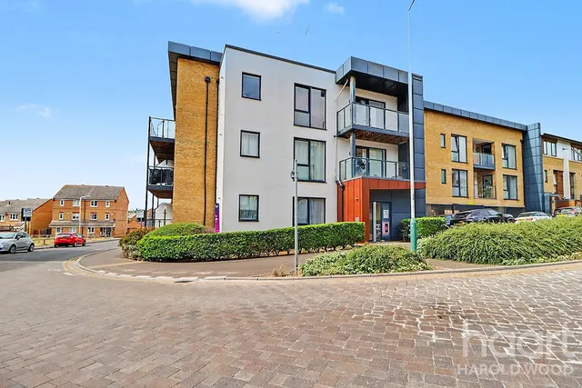 Larch Place, Harold Wood, RM3, photo 3