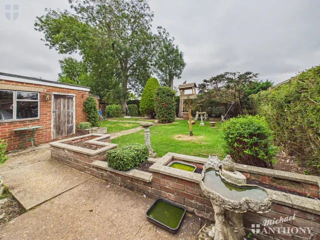 Photo 3 — Finmere Crescent, Aylesbury, HP21 9DG
