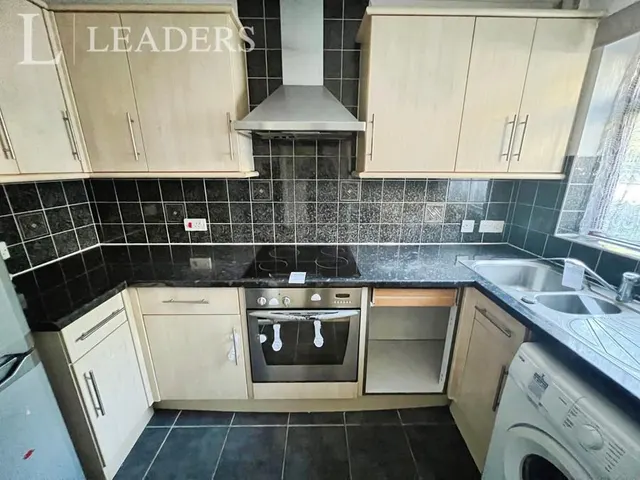 Brighton Road, Crawley, RH10, photo 2