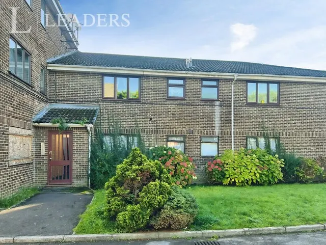 Brighton Road, Crawley, RH10, photo 1