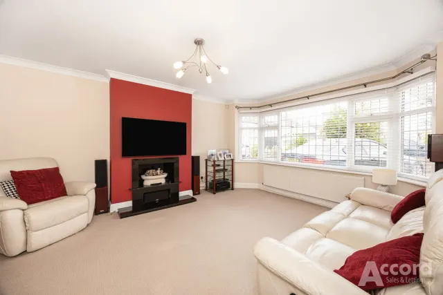 Photo 3 — Garry Close, Romford, RM1