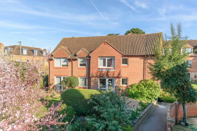 Springfield Meadows, Weybridge KT13 8BE, photo 1