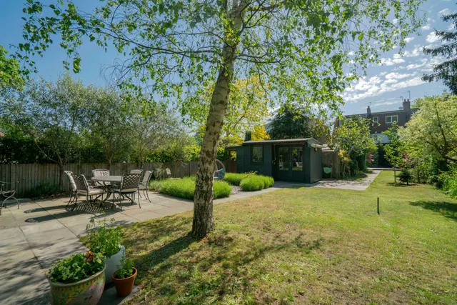 5 bedroom house — Holmesdale Road, Teddington