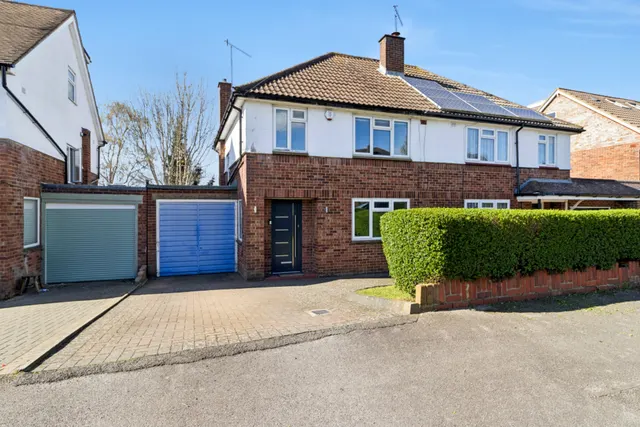 3 bedroom house, Mill Way, Bushey, WD23