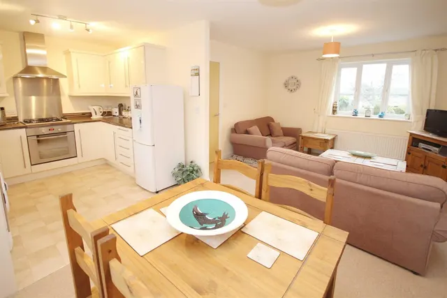 Pavilions Close, Furzeham, photo 2