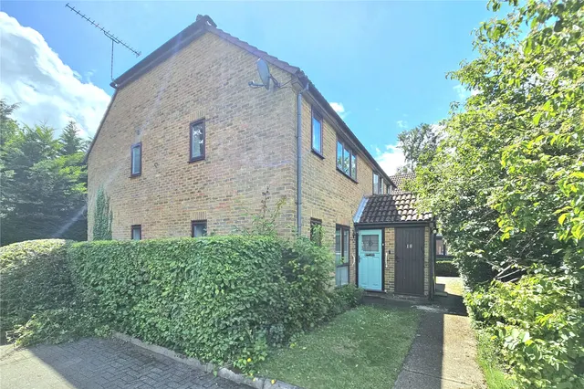 Burdock Close, Lightwater, Surrey, GU18 5YP, photo 1