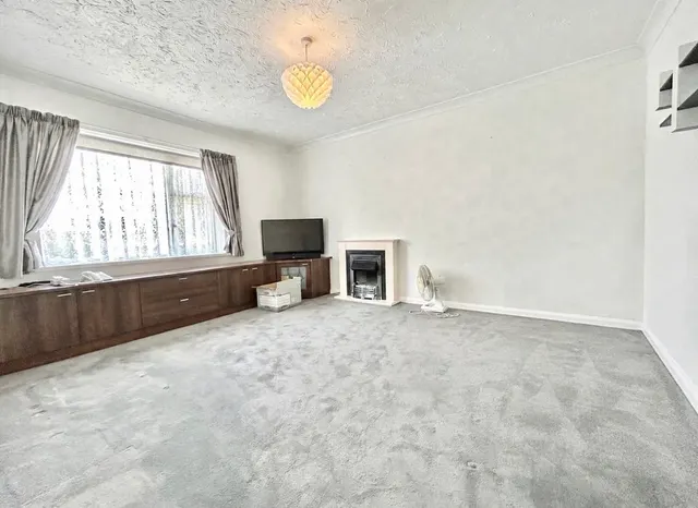 Photo 3 — Oakwell Close, Dunstable LU6 2PY