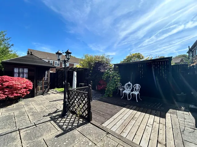 Photo 2 — Oakwell Close, Dunstable LU6 2PY