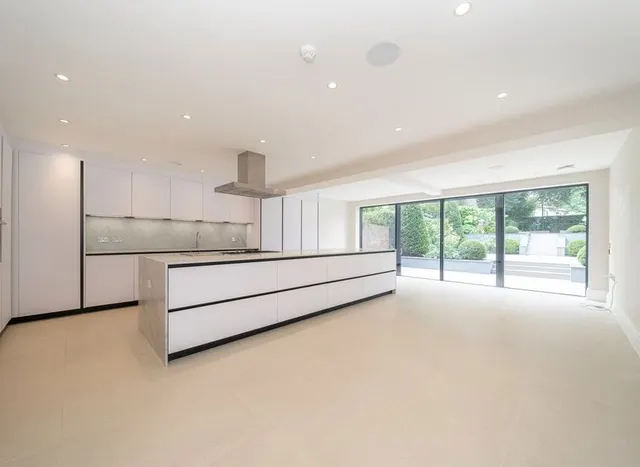 Photo 3 — Martineau Drive, Twickenham, TW1