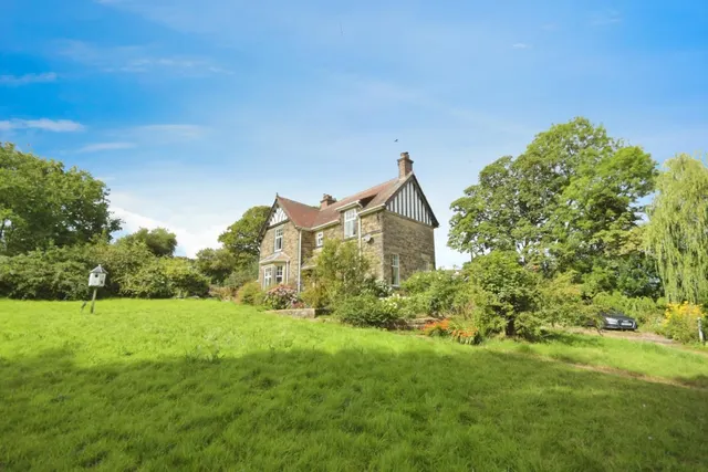 Photo 2 — Thornhurst, Thorn House Lane, Wharncliffe Side, S35