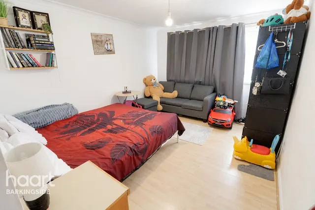 Maple Close, Hainault, IG6, photo 2