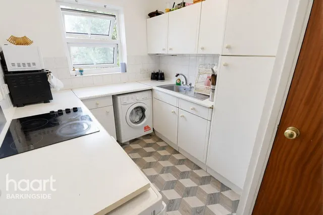 Maple Close, Hainault, IG6, photo 3