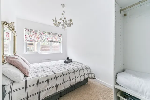 Photo 2 — Flat 3, 10 Paxton Place, London