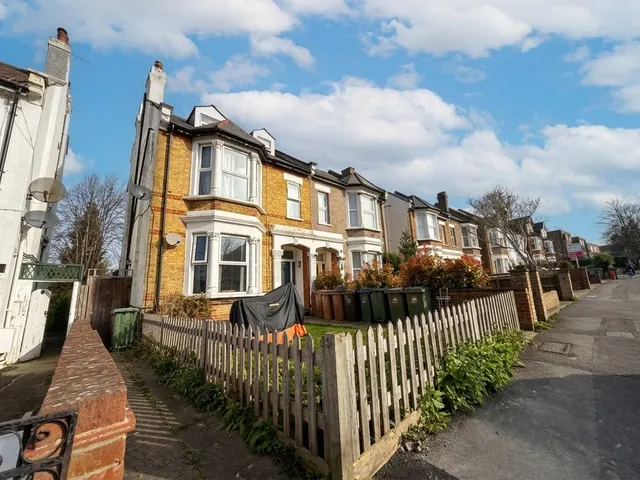 Cedar Road, SUTTON, photo 1