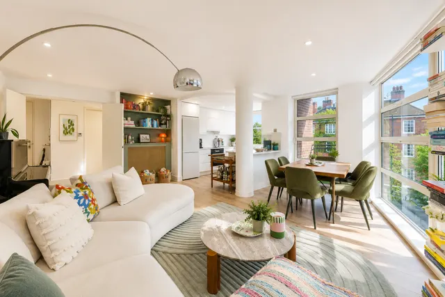 Photo 2 — Consort Rise, Buckingham Palace Road, London, SW1W