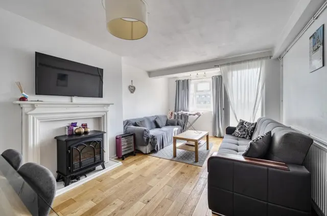 Barking Road, London, E13, photo 2