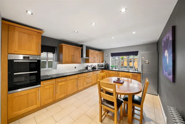 Holm Grove, Hillingdon, photo 2