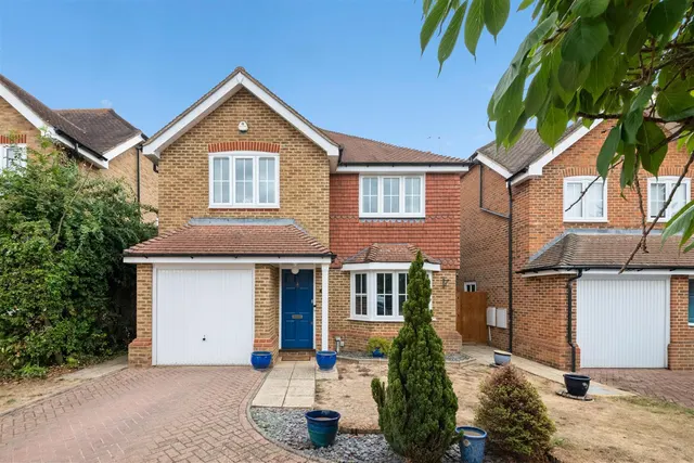 Holm Grove, Hillingdon, photo 1