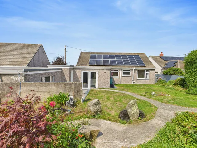 3 bedroom house — Tolcarne Road, Beacon, Camborne