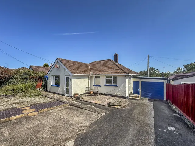 Lynhurst Avenue, Sticklepath, Barnstaple, North Devon, photo 1
