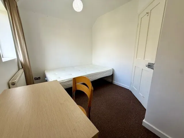Room 2, Donnington Bridge Road, photo 1