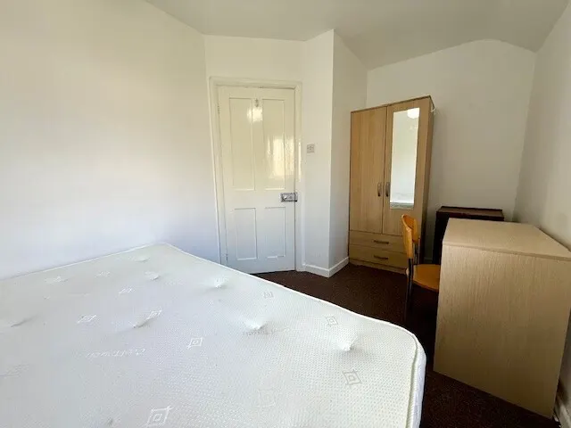 Photo 2 — Room 2, Donnington Bridge Road