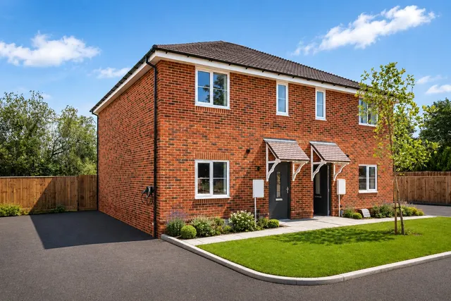 Guildford Road, Runfold, GU10, photo 1