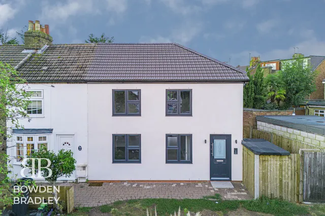 Tomswood Hill, Hainault, IG6, photo 1