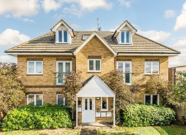 Peregrine Road, Sunbury-On-Thames, TW16, photo 1