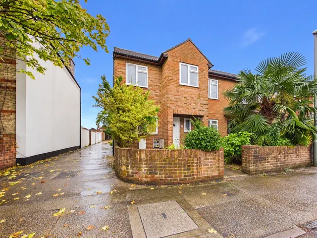 Wolsey Road, Ashford, TW15, photo 1
