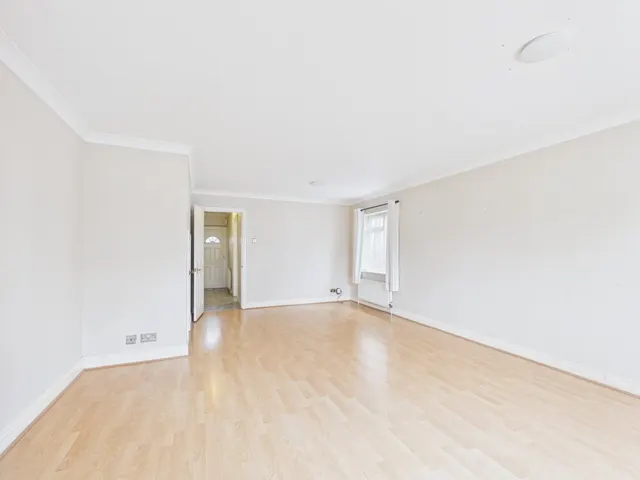 Wolsey Road, Ashford, TW15, photo 2