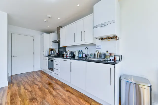 Photo 2 — Flat 8, Fashion Apartments, London