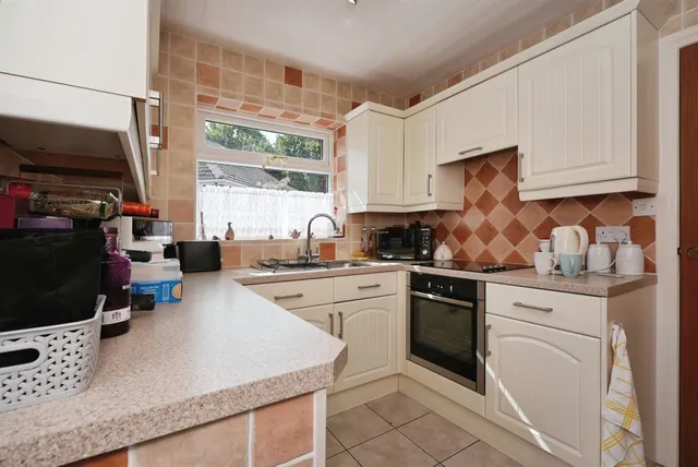 Birch Avenue, Lepton, HD8, photo 3