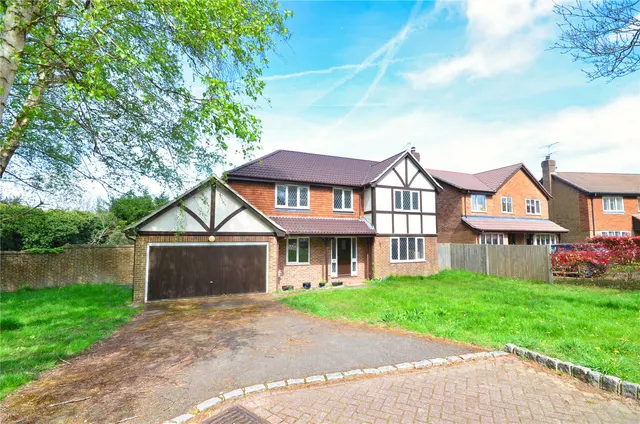 Kinnibrugh Drive, Dormansland, RH7, photo 1