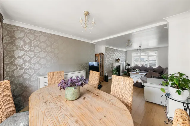 Manor Waye, Uxbridge, photo 3